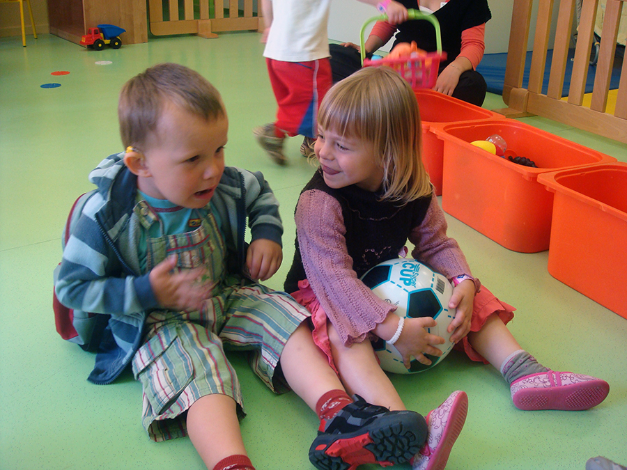 Enfants qui jouent et qui communiquent